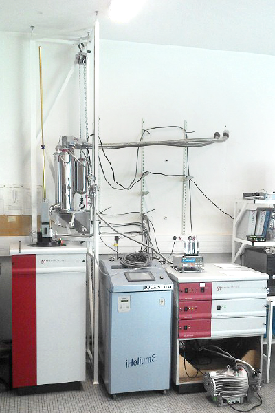 Quantum Design MPMS XL SQUID magnetometer with Helium-3 cryogen at Universite de Bordeaux.