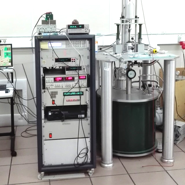 Cryogenic 14 T VSM at the Universidad del País Vasco Bilbao.
