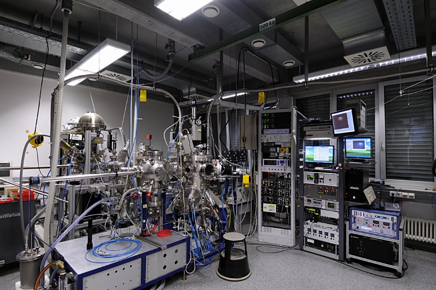 System for reactive molecular beam epitaxy (MBE) for (oxide) materials with RHEED monitoring set-up and an atomic oxygen source. Magnetron sputtering system for oxide and (oxo)nitride materials is also available. 