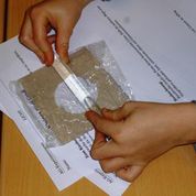 Ein mit Wasser gefülltes Röhrchen wird als Linse verwendet.