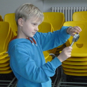 Ein Schüler untersucht die Wirkung einer Linse.
