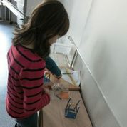 Eine Schülerin experimentiert mit Magneten.