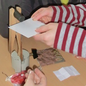 Schülerinnen und Schüler probieren aus, welche Materialien ein Magnetfeld abschirmen.