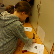 Eine Schülerin untersucht die Schattenbildung.