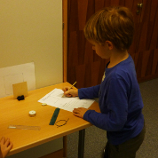 Ein Schüler dokumentiert den Versuch zur Schattenbildung.